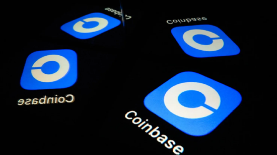 这张照片显示的是 2025 年 1 月 15 日在法国南部图卢兹，屏幕上显示着 Coinbase 应用程序的标志，该平台用于购买、出售和交易加密货币。