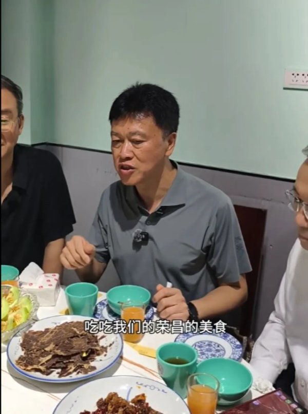 嘉多网 重庆荣昌区委书记带头下馆子 请客2桌消费1108元 晒出菜单！店老板发声：书记打卡后生意好得多