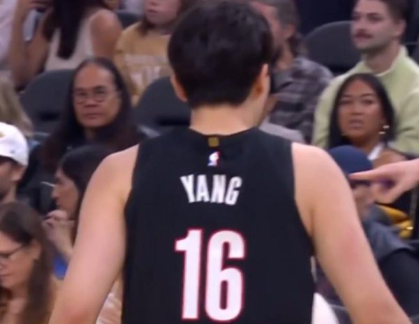 鑫配资 杨瀚森季前赛首秀首节替补登场，球迷身穿青岛男篮球衣助威